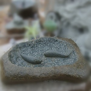 Excellent quality Indoor Fountain -
 Round cobble stone birdbath with bird statue decor – Magic Stone